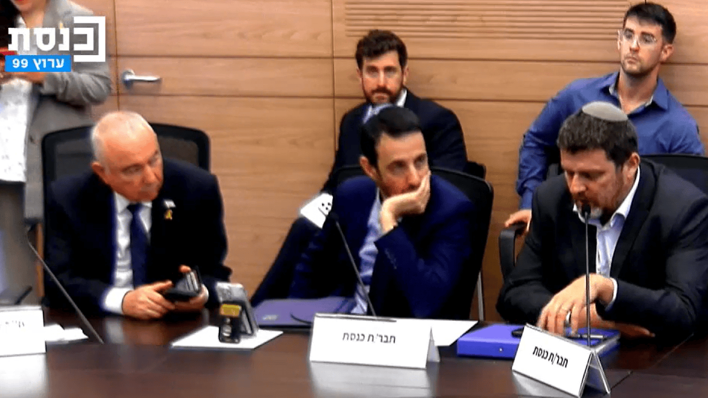 חברי הכנסת מהליכוד עמית הלוי (מימין) ואריאל קלנר (באמצע) בישיבת הוועדה לביטחון לאומי של הכנסת, 21.7.25 (צילום מסך משידורי ערוץ הכנסת)
