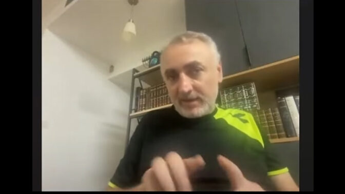 פעיל הימין הקיצוני מני אסייג צילום מסך מהפודקאסט "זווית ישרה"
