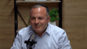 אריאל דרעי, מנכ"ל רדיו קול-ברמה, צילום מסך מתוך פודקאסט מצולם של התחנה, 2025