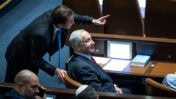 ח"כ בועז ביסמוט (משמאל) עם יו"ר הליכוד בנימין נתניהו, מליאת הכנסת, 21.11.22 (צילום: יונתן זינדל)