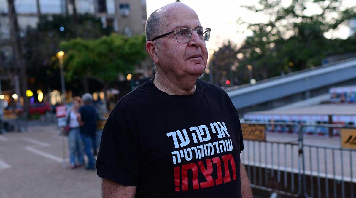 הרמטכ"ל ושר הביטחון לשעבר, משה (בוגי) יעלון, בהפגנה נגד ממשלת נתניהו, 29.5.25 (צילום: תומר נויברג) הרמטכ"ל ושר הביטחון לשעבר, משה (בוגי) יעלון, בהפגנה נגד ממשלת נתניהו, 29.5.25 (צילום: תומר נויברג)