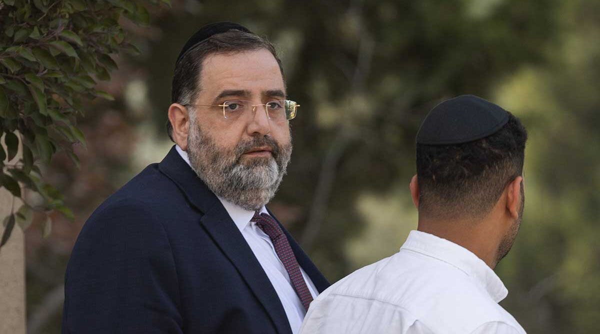 ח"כ אברהם בצלאל מחוץ למשרדי מפלגת ש"ס בירושלים, 4.6.25 (צילום: חיים גולדברג)