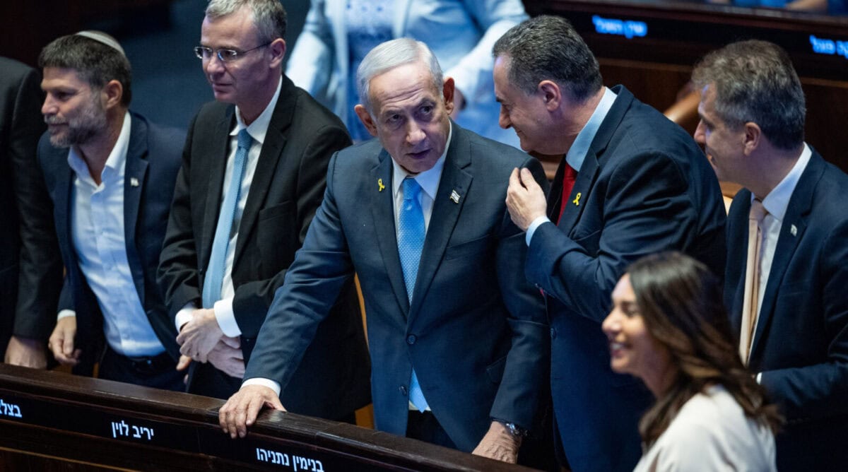 רה"מ בנימין נתניהו (במרכז) עם חברי ממשלתו, מליאת הכנסת, 11.6.25 (צילום: יונתן זינדל) רה"מ בנימין נתניהו (במרכז) עם חברי ממשלתו, מליאת הכנסת, 11.6.25 (צילום: יונתן זינדל)