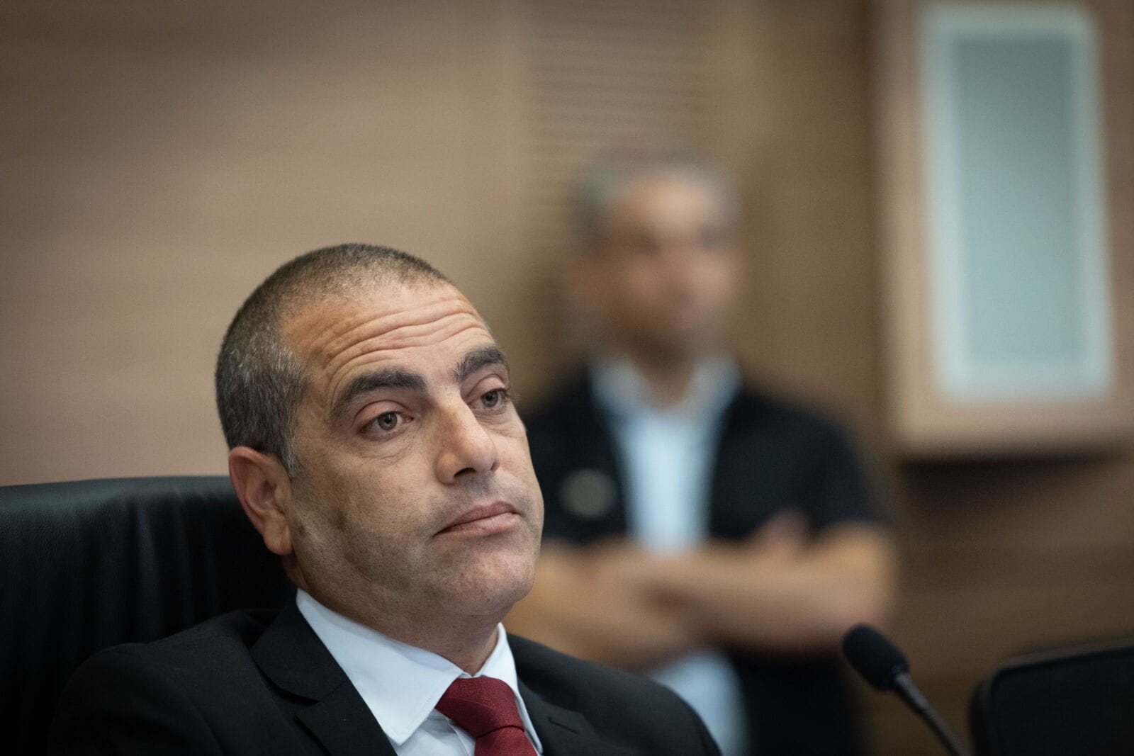 יו"ר הקואליציה ויו"ר ועדת הכנסת ח"כ אופיר כץ בישיבת הוועדה, 29.7.25 (צילום: חיים גולדברג)