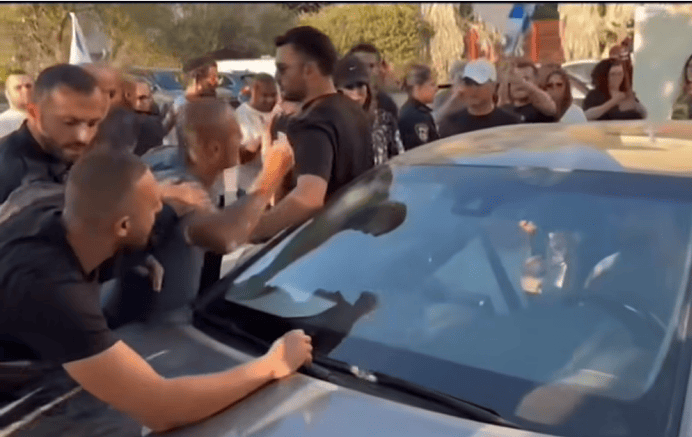 אספסוף ימני תוקף את חבר הכנסת איימן עודה, נס-ציונה, 19.7.25 (צילום מסך) אספסוף ימני תוקף את חבר הכנסת איימן עודה, נס-ציונה, 19.7.25 (צילום מסך)