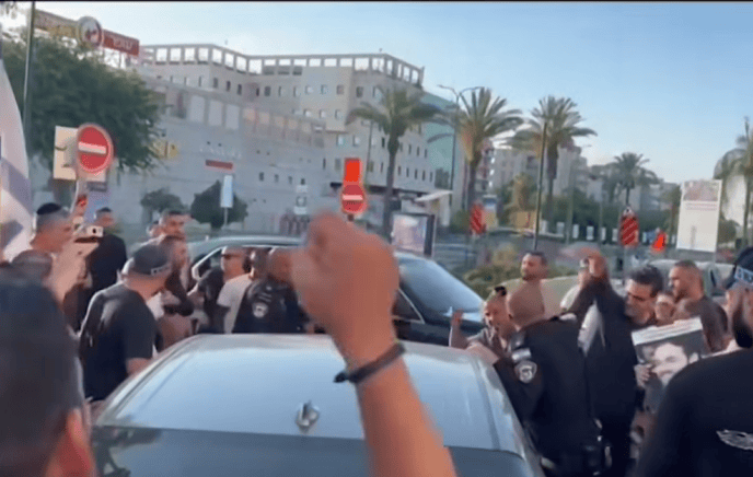 אספסוף ימני תוקף את חבר הכנסת איימן עודה, נס-ציונה, 19.7.25 (צילום מסך) אספסוף ימני תוקף את חבר הכנסת איימן עודה, נס-ציונה, 19.7.25 (צילום מסך)