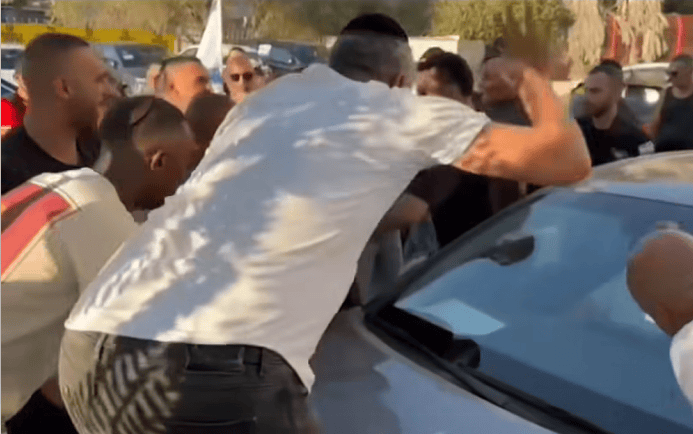 אספסוף ימני תוקף את חבר הכנסת איימן עודה, נס-ציונה, 19.7.25 (צילום מסך) אספסוף ימני תוקף את חבר הכנסת איימן עודה, נס-ציונה, 19.7.25 (צילום מסך)