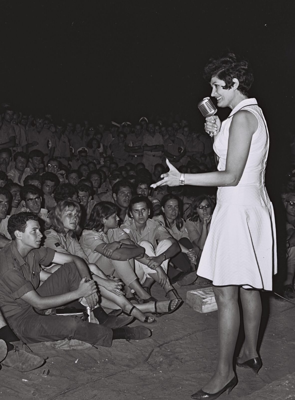 יפה ירקוני מופיעה בפני חיילים, 4.7.1967 (צילום: דוד אלדן, לע"מ) יפה ירקוני מופיעה בפני חיילים, 4.7.1967 (צילום: דוד אלדן, לע"מ)