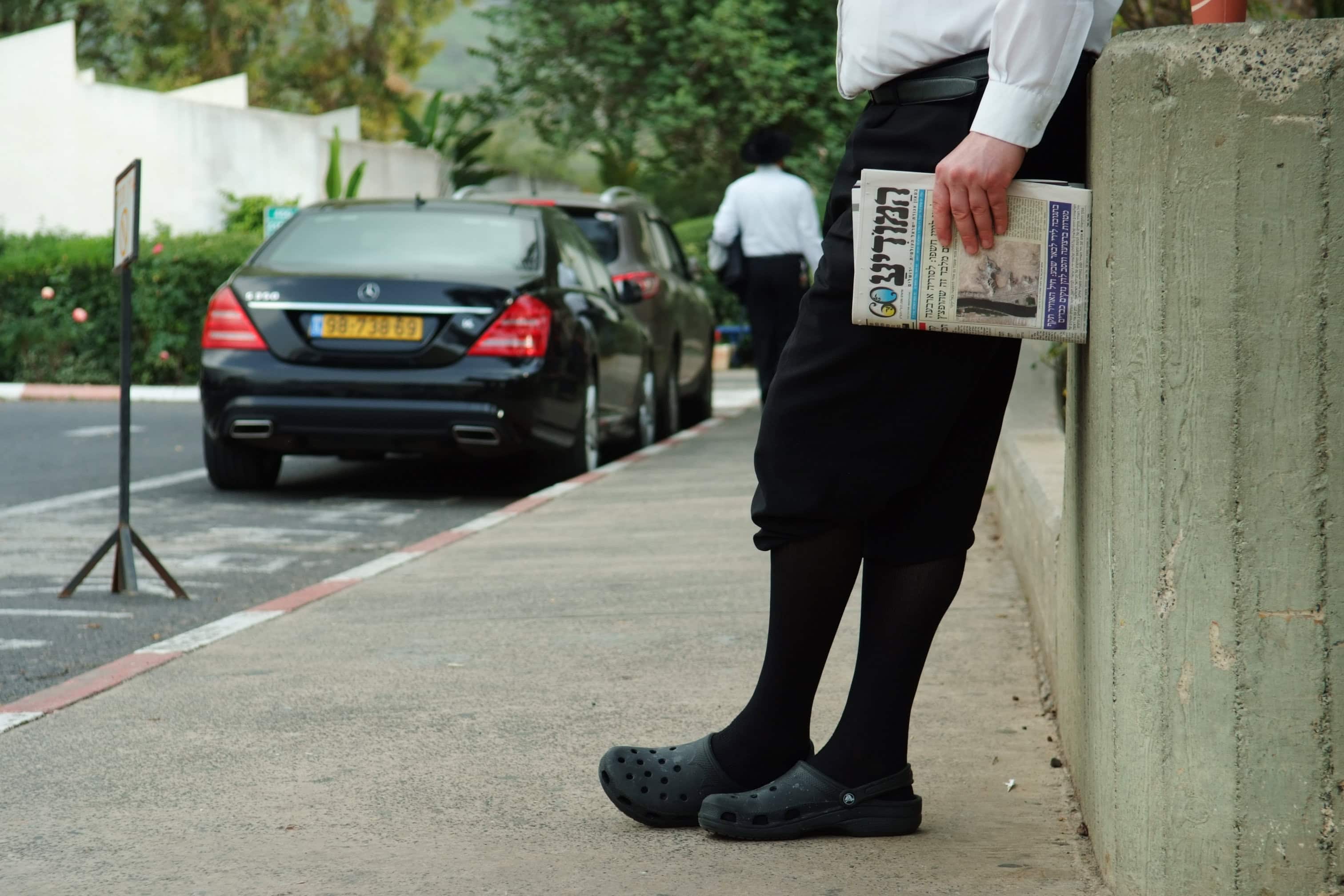 גבר חרדי אוחז בגיליון של העיתון "המודיע". ירושלים, 2011 (צילום: מנדי הכטמן) גבר חרדי אוחז בגיליון של העיתון "המודיע". ירושלים, 2011 (צילום: מנדי הכטמן)