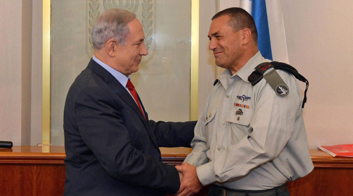 רה"מ בנימין נתניהו (משמאל) בטקס פרידה ממזכירו הצבאי האלוף אייל זמיר, 8.9.2015 (צילום: חיים צח, לע"מ) רה"מ בנימין נתניהו (משמאל) בטקס פרידה ממזכירו הצבאי האלוף אייל זמיר, 8.9.2015 (צילום: חיים צח, לע"מ)