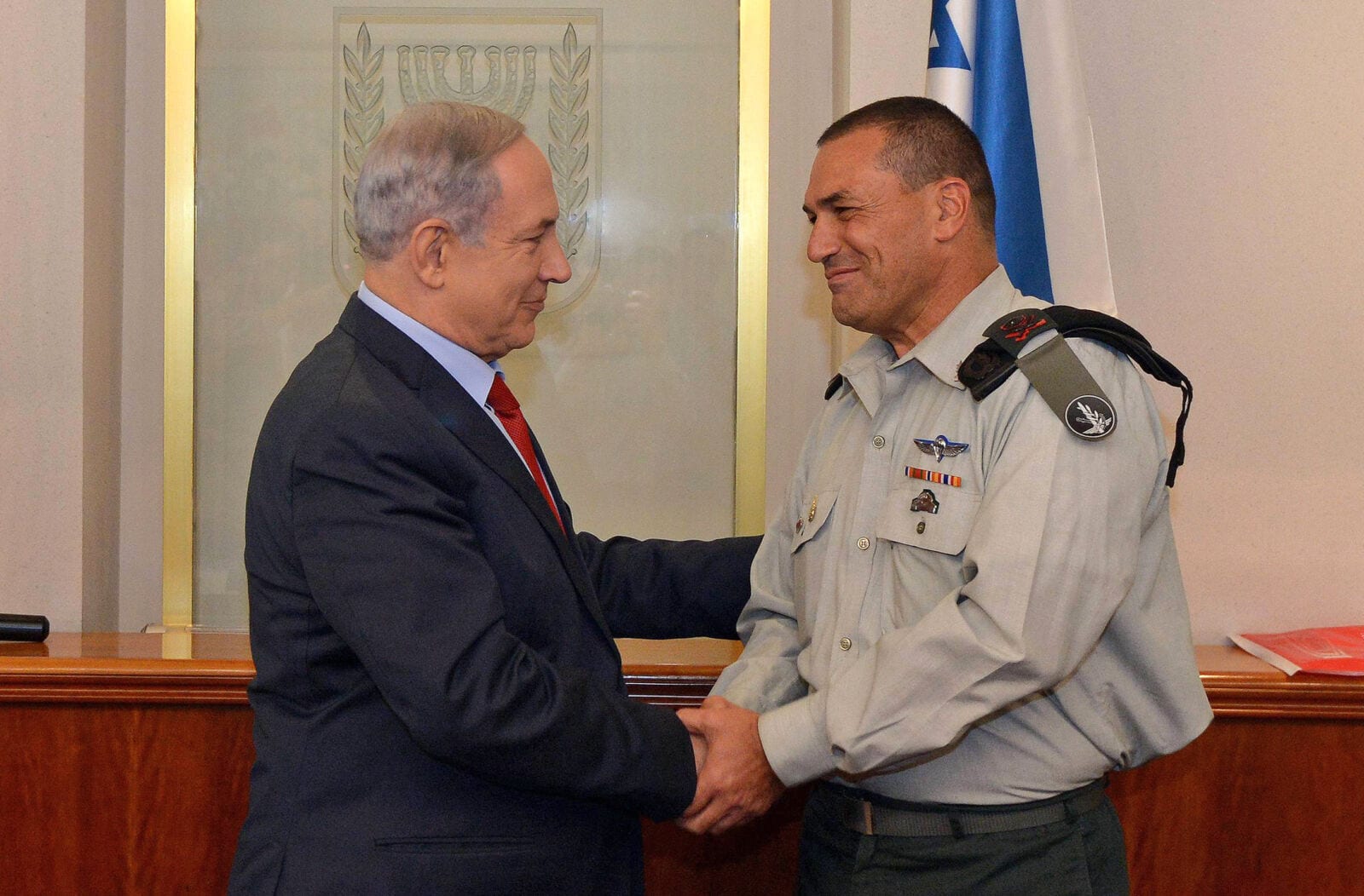 רה"מ בנימין נתניהו (משמאל) בטקס פרידה ממזכירו הצבאי האלוף אייל זמיר, 8.9.2015 (צילום: חיים צח, לע"מ) רה"מ בנימין נתניהו (משמאל) בטקס פרידה ממזכירו הצבאי האלוף אייל זמיר, 8.9.2015 (צילום: חיים צח, לע"מ)