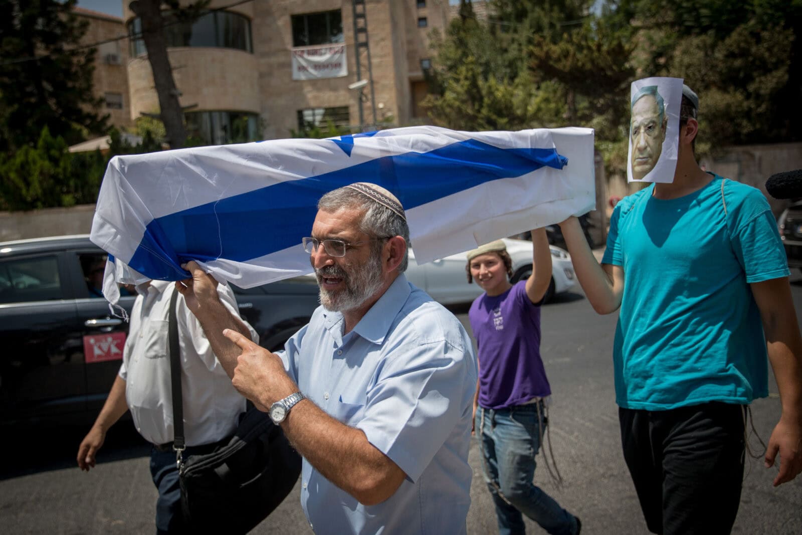 מיכאל בן ארי נושא ארון קבורה מזויף בהפגנה נגד ההחלטה להוריד את המגנומטרים מהכניסה למתחם הר-הבית, 27.7.2017 (צילום: יונתן זינדל) מיכאל בן ארי נושא ארון קבורה מזויף בהפגנה נגד ההחלטה להוריד את המגנומטרים מהכניסה למתחם הר-הבית, 27.7.2017 (צילום: יונתן זינדל)