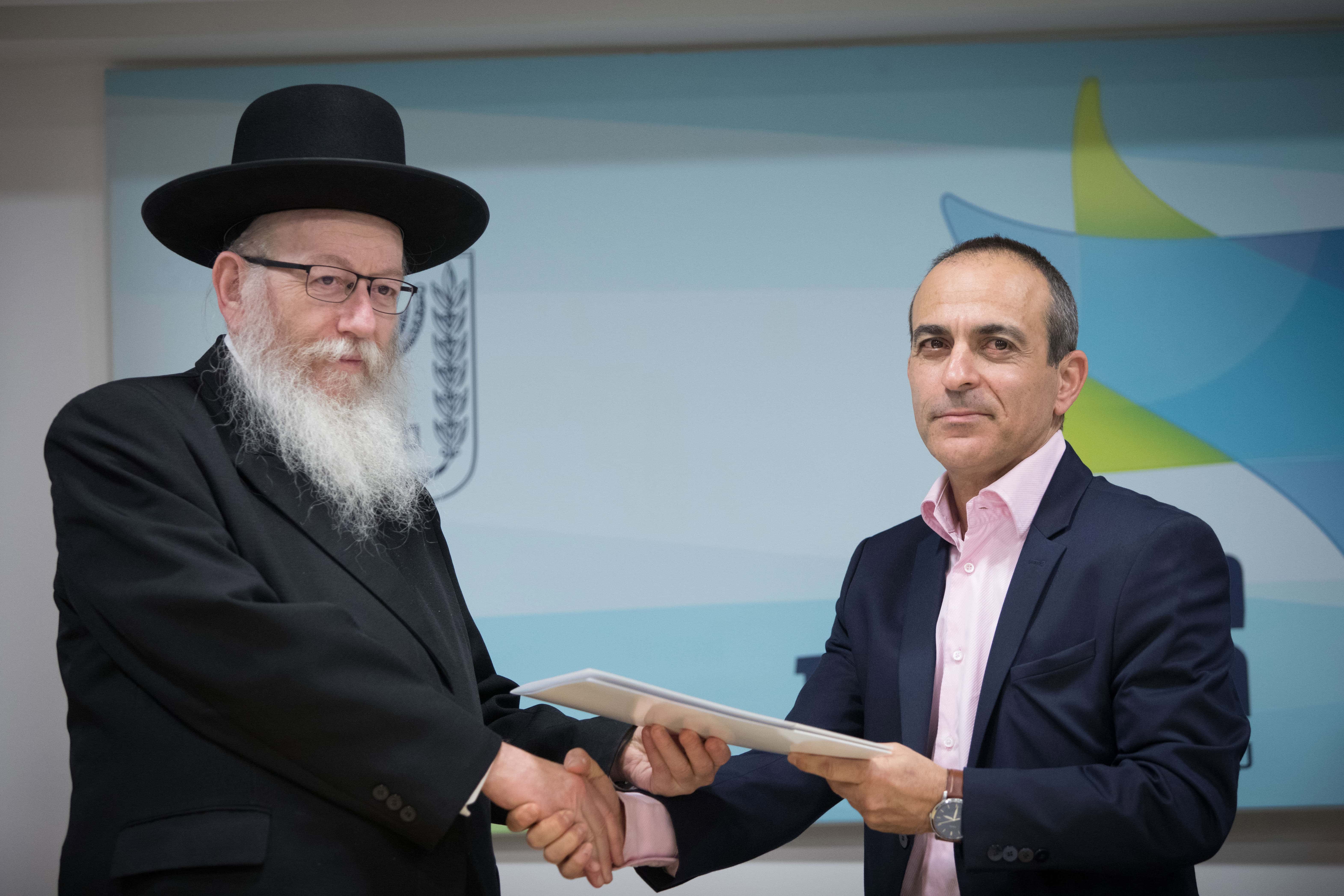 שר הבריאות יעקב ליצמן לוחץ את ידו של רוני גמזו, יו"ר ועדת סל הבריאות. ירושלים, ינואר 2019 (צילום: נעם ריבקין-פנטון) שר הבריאות יעקב ליצמן לוחץ את ידו של רוני גמזו, יו"ר ועדת סל הבריאות. ירושלים, ינואר 2019 (צילום: נעם ריבקין-פנטון)