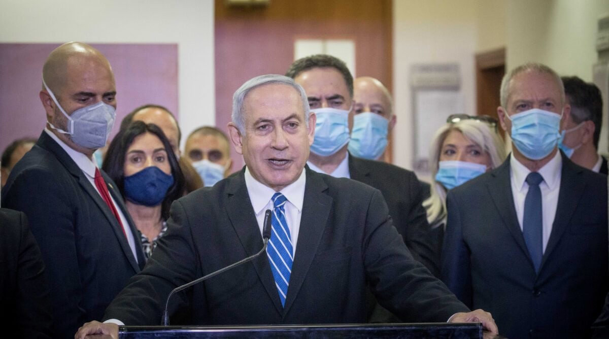בנימין נתניהו נושא את נאום ההסתה שלו בפתח משפטו הפלילי, כשמאחוריו שרי הליכוד. בית המשפט המחוזי בירושלים, מאי 2020 (צילום: יונתן זינדל) בנימין נתניהו נושא את נאום ההסתה שלו בפתח משפטו הפלילי, כשמאחוריו שרי הליכוד. בית המשפט המחוזי בירושלים, מאי 2020 (צילום: יונתן זינדל)
