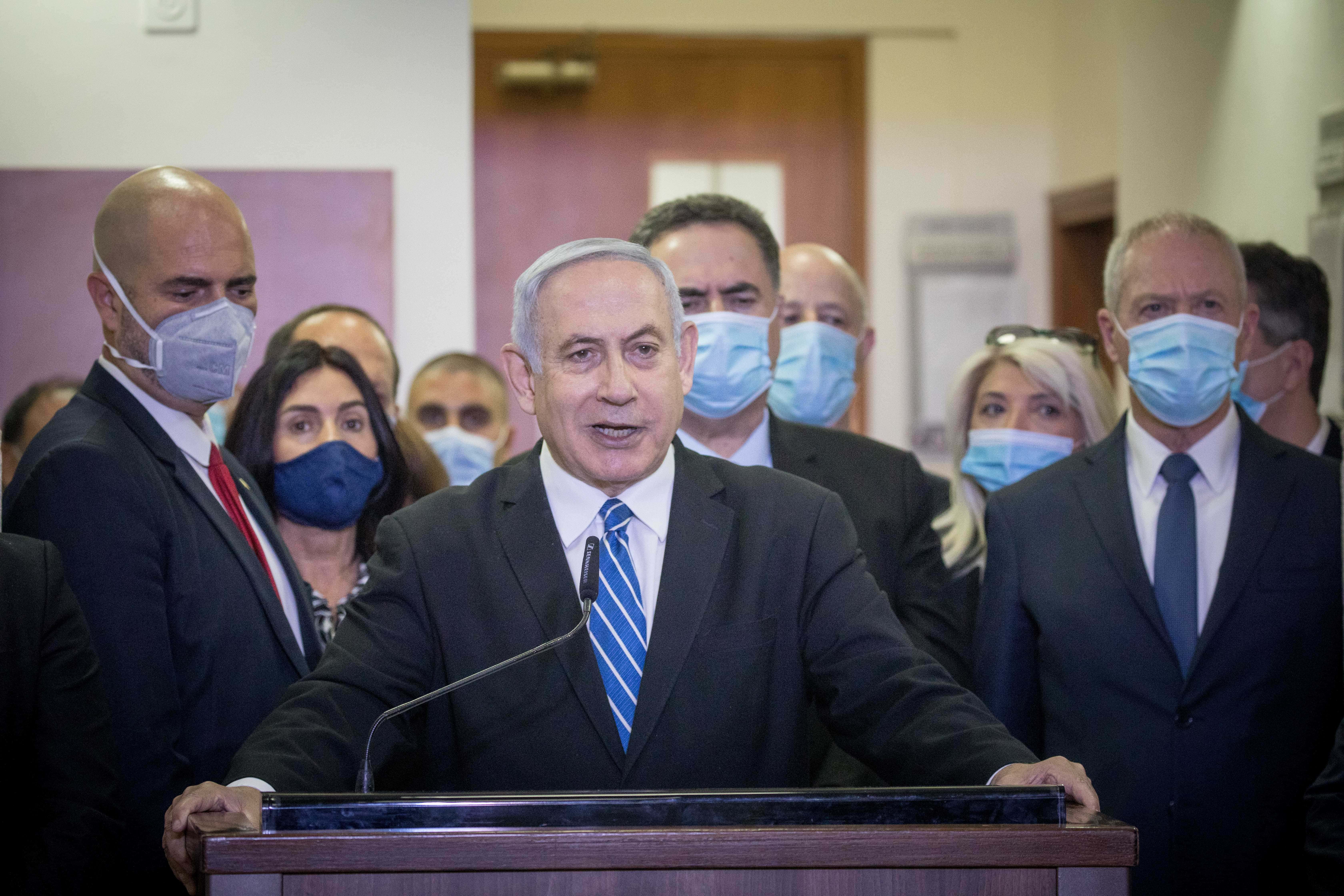בנימין נתניהו נושא את נאום "תפירת התיקים" בפתח משפטו הפלילי, כשמאחוריו שרי הליכוד. בית המשפט המחוזי בירושלים, מאי 2020 (צילום: יונתן זינדל) בנימין נתניהו נושא את נאום "תפירת התיקים" בפתח משפטו הפלילי, כשמאחוריו שרי הליכוד. בית המשפט המחוזי בירושלים, מאי 2020 (צילום: יונתן זינדל)
