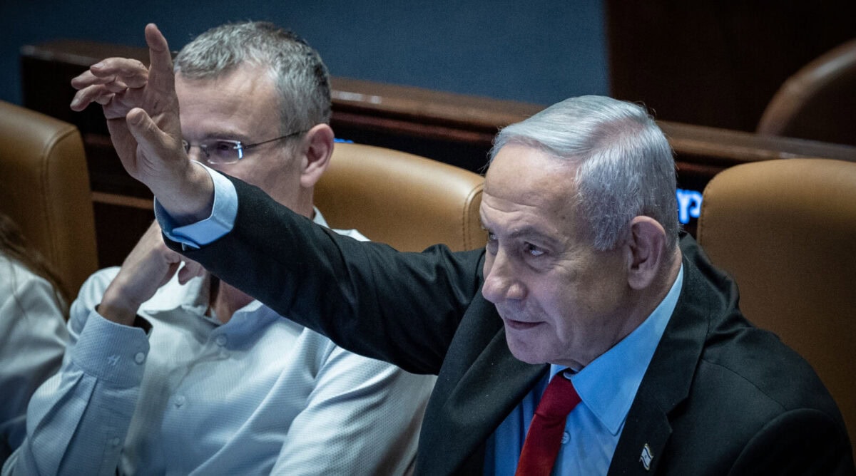 רה"מ הנאשם בנימין נתניהו (מימין) ושר המשפטים יריב לוין, מליאת הכנסת, 28.5.25 (צילום: יונתן זינדל) רה"מ הנאשם בנימין נתניהו (מימין) ושר המשפטים יריב לוין, מליאת הכנסת, 28.5.25 (צילום: יונתן זינדל)