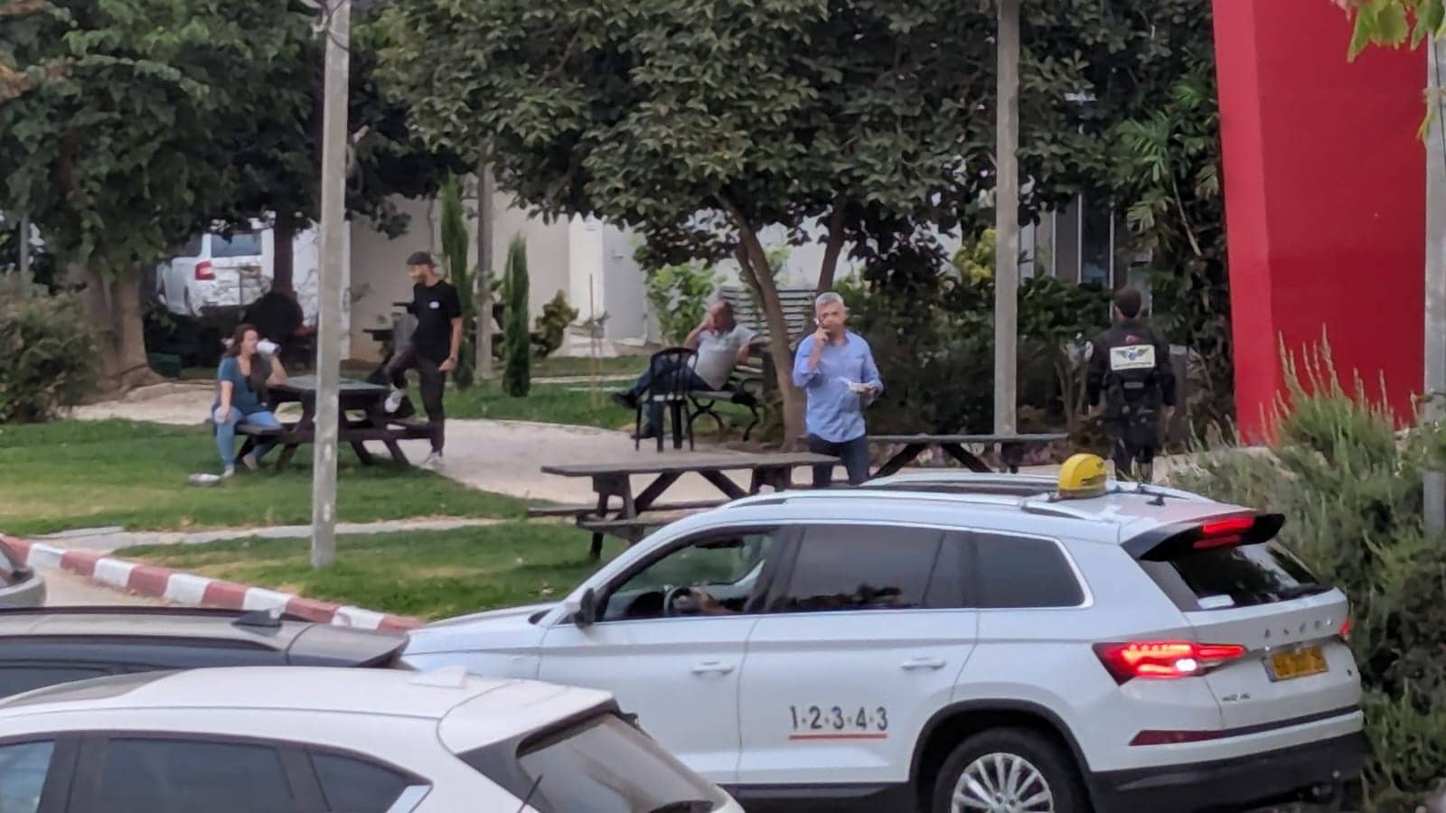 מנכ"ל חדשות 12 אבי וייס מול אנשי "מחאת האולפנים", נווה אילן, 23.6.25 (צילום: "מחאת האולפנים")