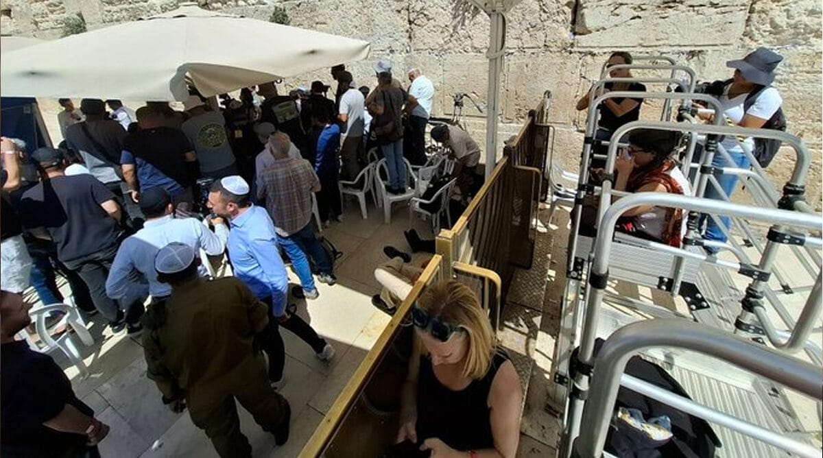 ביקור נתניהו ורוביו בכותל המערבי: עיתונאים גברים מסקרים את ראש הממשלה ומזכיר החוץ האמריקאי ברחבה, לעיתונאיות הותר רק לעמוד מעבר לגדר, 14.9.25(צילום: ליזה רוזובסקי, "הארץ") ביקור נתניהו ורוביו בכותל המערבי: עיתונאים גברים מסקרים את ראש הממשלה ומזכיר החוץ האמריקאי ברחבה, לעיתונאיות הותר רק לעמוד מעבר לגדר, 14.9.25(צילום: ליזה רוזובסקי, "הארץ")