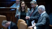 רה"מ הנאשם בנימין נתניהו (מימין) עם השרה לשוויון חברתי מאי גולן והשר לביטחון לאומי איתמר בן-גביר. משמאל: שר המשפטים יריב לוין; הצבעה על הדחת ח"כ עופר כסיף, כנסת ישראל, 19.7.24 (צילום: יונתן זינדל)