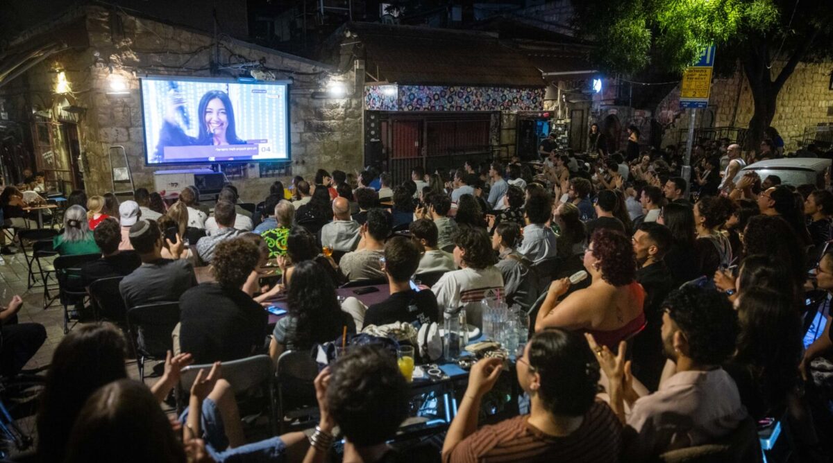ישראלים צופים בתחרות האירוויזיון, ירושלים, 17.5.25 (צילום: חיים גולדברג) ישראלים צופים בתחרות האירוויזיון, ירושלים, 17.5.25 (צילום: חיים גולדברג)