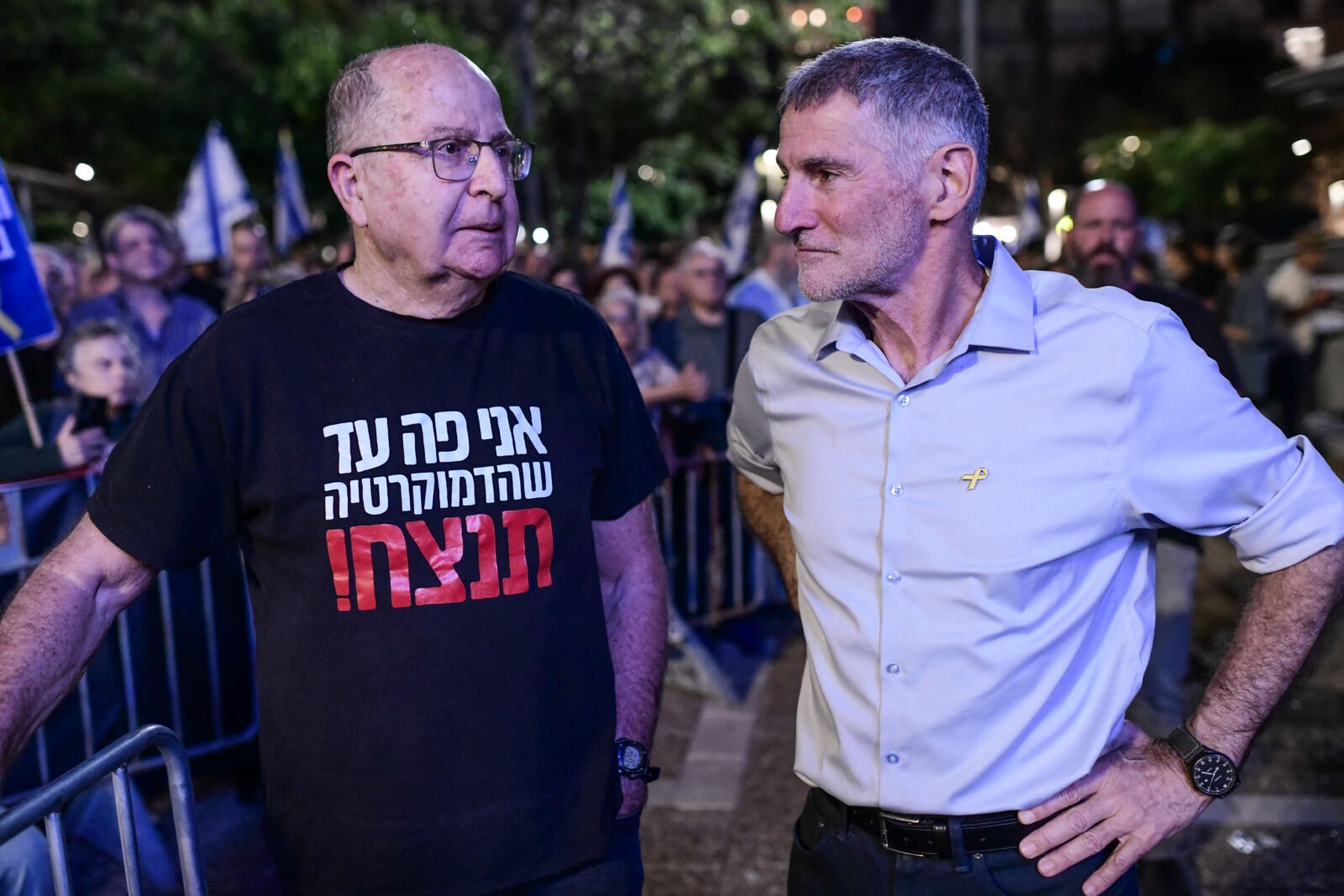 יו"ר הדמוקרטים וסגן הרמטכ"ל לשעבר יאיר גולן (מימין) עם שר הביטחון והרמטכ"ל לשעבר משה (בוגי) יעלון, בהפגנה נגד ממשלת נתניהו, תל-אביב, 29.5.25 (צילום: תומר נויברג) יו"ר הדמוקרטים וסגן הרמטכ"ל לשעבר יאיר גולן (מימין) עם שר הביטחון והרמטכ"ל לשעבר משה (בוגי) יעלון, בהפגנה נגד ממשלת נתניהו, תל-אביב, 29.5.25 (צילום: תומר נויברג)