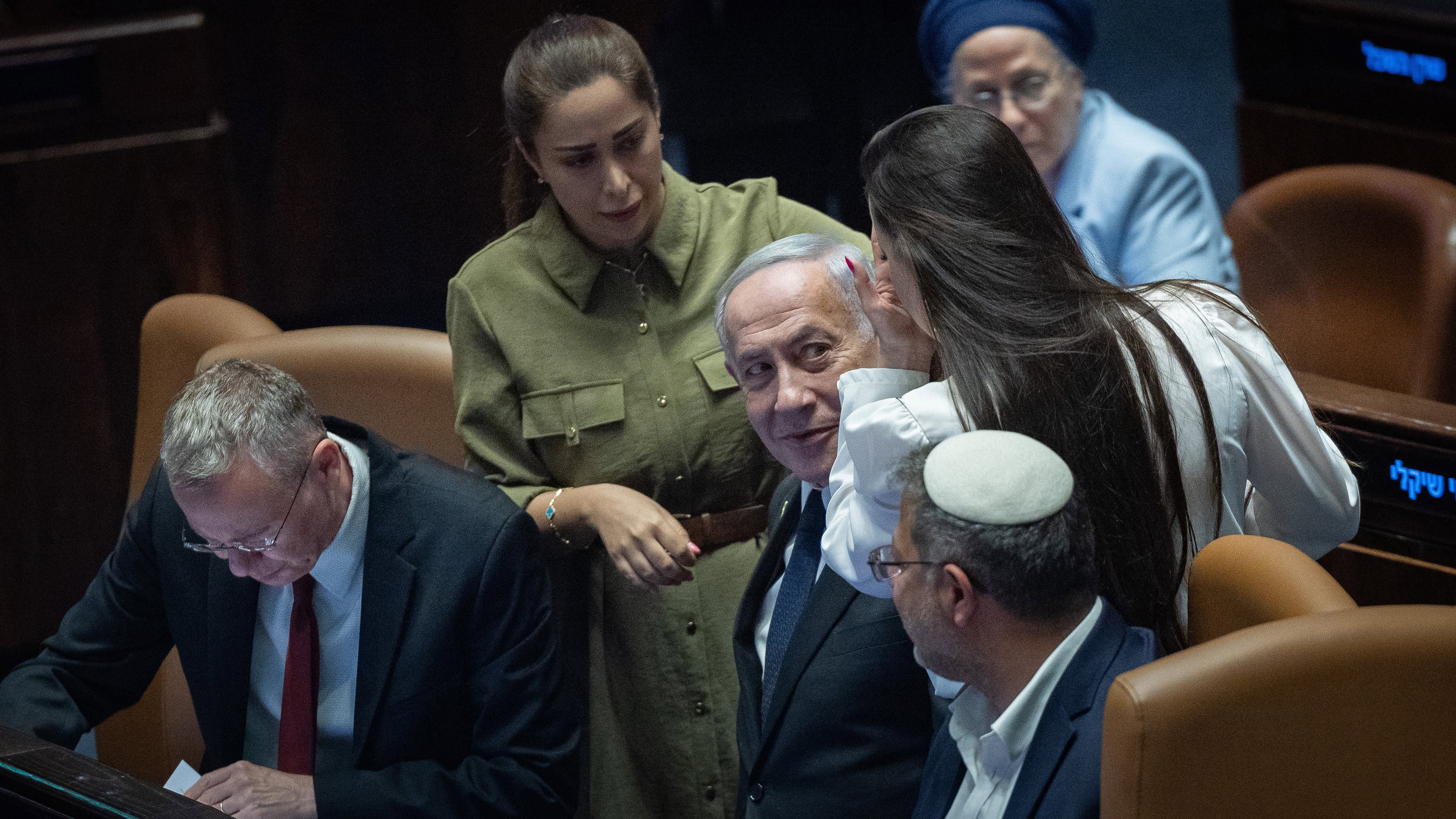 רה"מ הנאשם בנימין נתניהו (במרכז) עם השרה לשוויון חברתי מאי גולן (משמאל), חברת הכנסת מהליכוד טלי גוטליב, השר לביטחון לאומי איתמר בן-גביר (למטה) ושר המשפטים יריב לוין (משמאל); הצבעה על הדחת ח"כ איימן עודה, כנסת ישראל, 14.7.25 (צילום: יונתן זינדל) רה"מ הנאשם בנימין נתניהו (במרכז) עם השרה לשוויון חברתי מאי גולן (משמאל), חברת הכנסת מהליכוד טלי גוטליב, השר לביטחון לאומי איתמר בן-גביר (למטה) ושר המשפטים יריב לוין (משמאל); הצבעה על הדחת ח"כ איימן עודה, כנסת ישראל, 14.7.25 (צילום: יונתן זינדל)