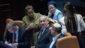 רה"מ הנאשם בנימין נתניהו (במרכז) עם השרה לשוויון חברתי מאי גולן (משמאל), חברת הכנסת מהליכוד טלי גוטליב, השר לביטחון לאומי איתמר בן-גביר (למטה) ושר המשפטים יריב לוין (משמאל); הצבעה על הדחת ח"כ איימן עודה, כנסת ישראל, 14.7.25 (צילום: יונתן זינדל)