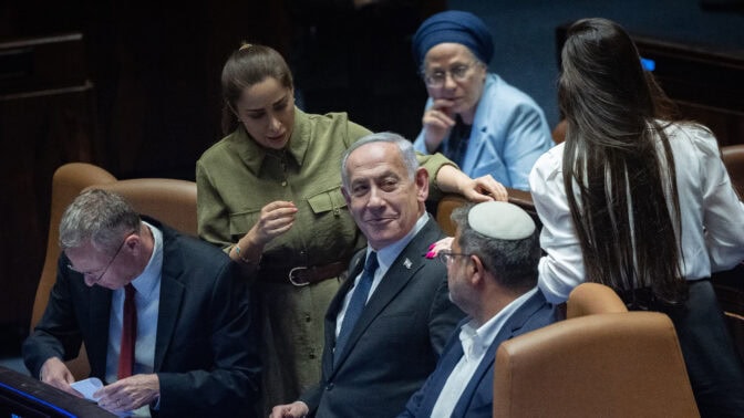 רה"מ הנאשם בנימין נתניהו (במרכז) עם השרה לשוויון חברתי מאי גולן (משמאל), חברת הכנסת מהליכוד טלי גוטליב, השר לביטחון לאומי איתמר בן-גביר (למטה) ושר המשפטים יריב לוין (משמאל); הצבעה על הדחת ח"כ איימן עודה, כנסת ישראל, 14.7.25 (צילום: יונתן זינדל) רה"מ הנאשם בנימין נתניהו (במרכז) עם השרה לשוויון חברתי מאי גולן (משמאל), חברת הכנסת מהליכוד טלי גוטליב, השר לביטחון לאומי איתמר בן-גביר (למטה) ושר המשפטים יריב לוין (משמאל); הצבעה על הדחת ח"כ איימן עודה, כנסת ישראל, 14.7.25 (צילום: יונתן זינדל)