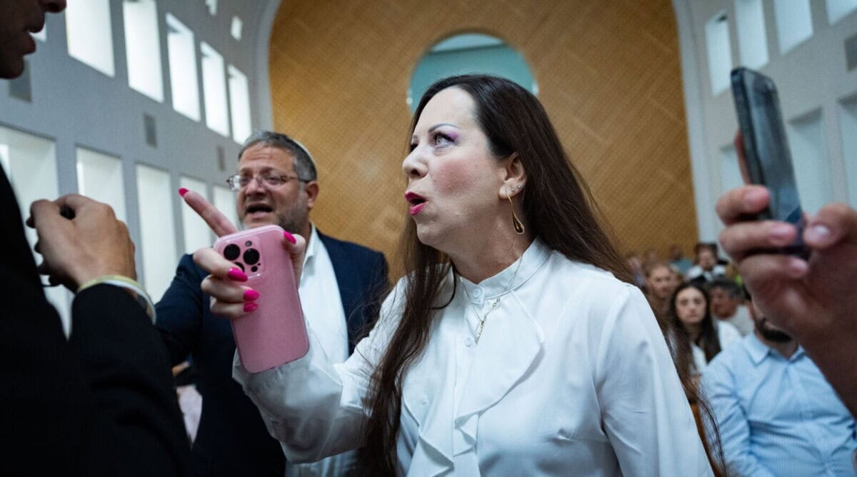 Likud MK Tali Gottlieb and Police Minister Itamar Ben-Gvir, Supreme Court hearing on the starvation of security prisoners, 17.7.25 (Photo: Yonatan Zindel) Likud MK Tali Gottlieb and Police Minister Itamar Ben-Gvir, Supreme Court hearing on the starvation of security prisoners, 17.7.25 (Photo: Yonatan Zindel)