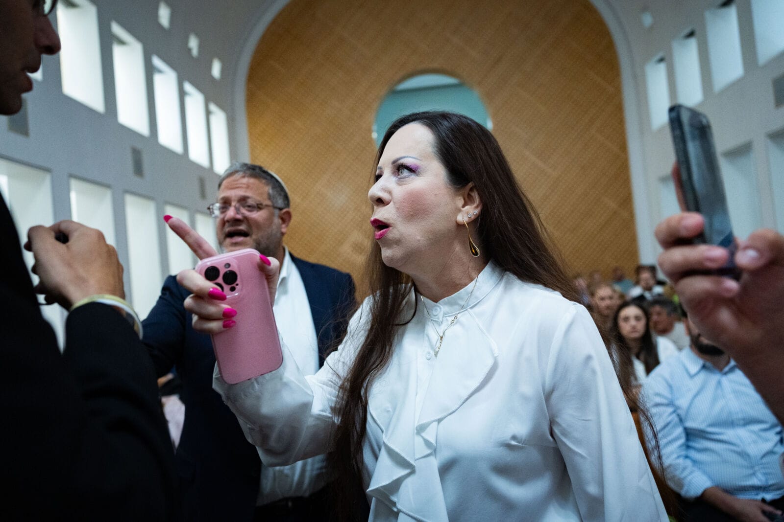 חברת הכנסת מהליכוד טלי גוטליב ושר המשטרה איתמר בן גביר, דיון בבית המשפט העליון בהרעבת אסירים ביטחוניים, 17.7.25 (צילום: יונתן זינדל) חברת הכנסת מהליכוד טלי גוטליב ושר המשטרה איתמר בן גביר, דיון בבית המשפט העליון בהרעבת אסירים ביטחוניים, 17.7.25 (צילום: יונתן זינדל)