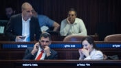 שר התקשורת שלמה קרעי (יושב משמאל), מליאת הכנסת, 23.7.25 (צילום: יונתן זינדל)
