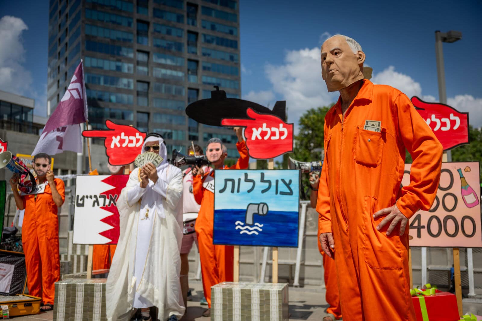 פעילי מחאה ממתינים מחוץ לביהמ"ש המחוזי בתל-אביב, לקראת חידוש עדותו של רה"מ הנאשם בנימין נתניהו, 8.9.25 (צילום: יונתן זינדל) פעילי מחאה ממתינים מחוץ לביהמ"ש המחוזי בתל-אביב, לקראת חידוש עדותו של רה"מ הנאשם בנימין נתניהו, 8.9.25 (צילום: יונתן זינדל)