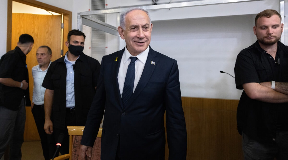 בנימין נתניהו, ראש ממשלת ישראל ונאשם מס' 1 במשפט המו"לים, בפתח יום עדותו ה-43. בית המשפט המחוזי בתל-אביב, 10.9.2025 (צילום: מוטי מילרוד)
