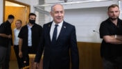 בנימין נתניהו, ראש ממשלת ישראל ונאשם מס' 1 במשפט המו"לים, בפתח יום עדותו ה-43. בית המשפט המחוזי בתל-אביב, 10.9.2025 (צילום: מוטי מילרוד)