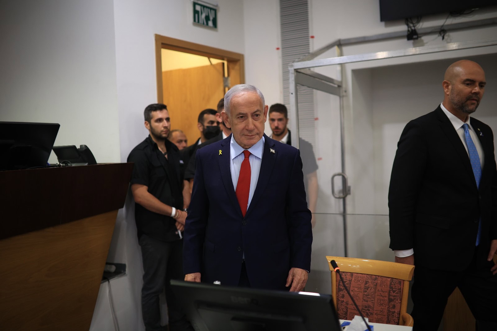 רה"מ הנאשם בנימין נתניהו מגיע ליום עדותו ה-45 במשפטו הפלילי. משמאל: יו"ר הכנסת ח"כ אמיר אוחנה; ביהמ"ש המחוזי בתל-אביב, 17.9.25 (צילום: איתי רון) רה"מ הנאשם בנימין נתניהו מגיע ליום עדותו ה-45 במשפטו הפלילי. משמאל: יו"ר הכנסת ח"כ אמיר אוחנה; ביהמ"ש המחוזי בתל-אביב, 17.9.25 (צילום: איתי רון)
