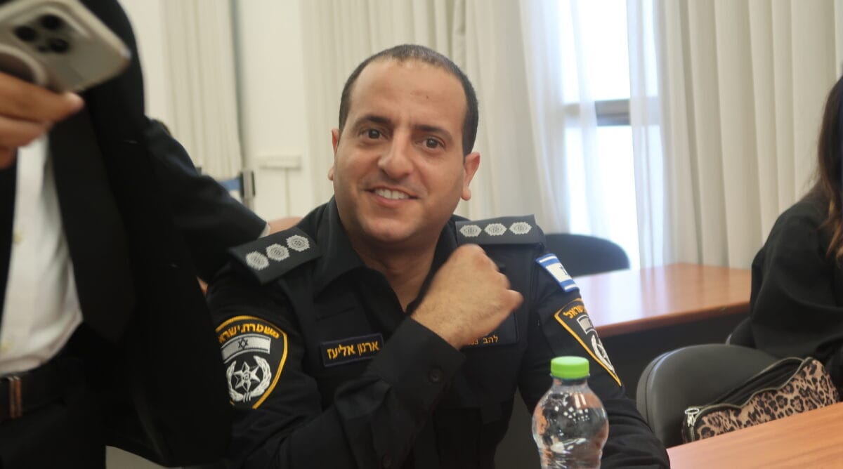 פקד ארנון אליעז לפני עדותו במשפט המו"לים, 30.9.2025 (צילום: אורן פרסיקו)