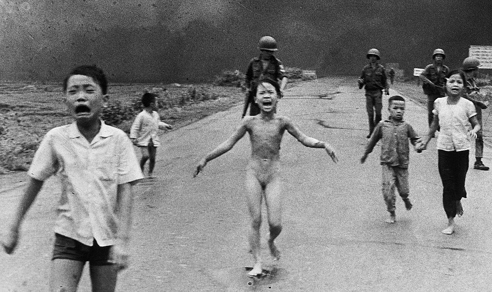 "אימת המלחמה" (The Terror of War), פאן טי קים פוק, בת 9, נמלטת יחד עם ילדים וויאטנמים נוספים, לאחר שנכוותה קשות מהפצצת נפלאם אמריקאית, 1972 (נחלת הכלל) "אימת המלחמה" (The Terror of War), פאן טי קים פוק, בת 9, נמלטת יחד עם ילדים וויאטנמים נוספים, לאחר שנכוותה קשות מהפצצת נפלאם אמריקאית, 1972 (נחלת הכלל)