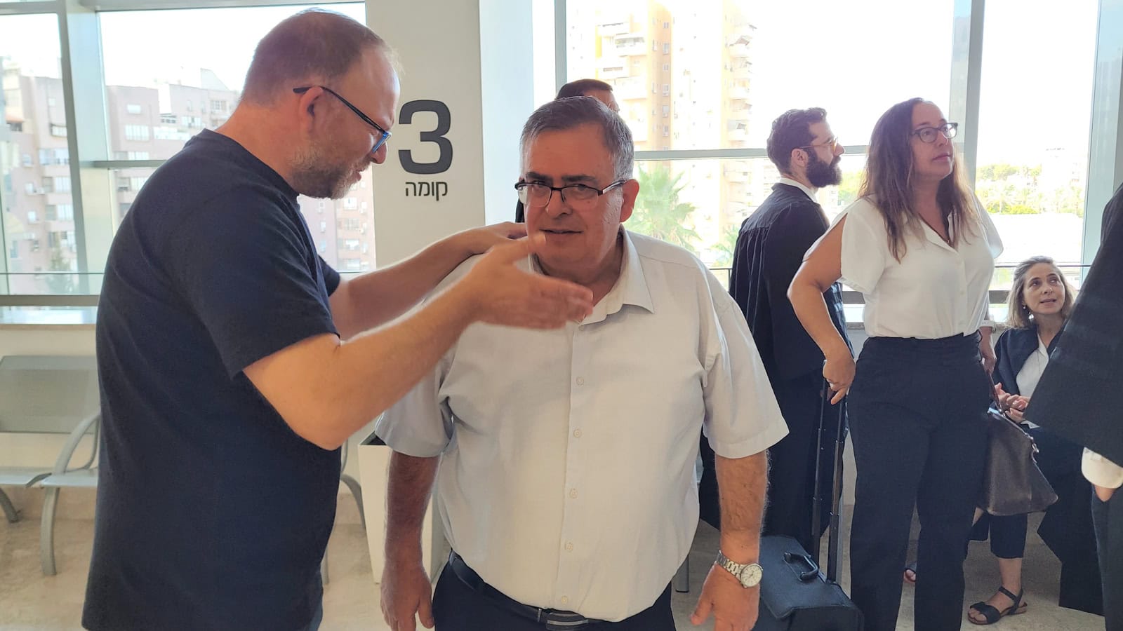 כתב חדשות 13 אביעד גליקמן עם ח"כ דוד ביטן בפתח היום הראשון של חקירתו במשפט השוחד שלו. בית המשפט המחוזי בלוד, 9.9.2025 (צילום: איתמר ב"ז) כתב חדשות 13 אביעד גליקמן עם ח"כ דוד ביטן בפתח היום הראשון של חקירתו במשפט השוחד שלו. בית המשפט המחוזי בלוד, 9.9.2025 (צילום: איתמר ב"ז)