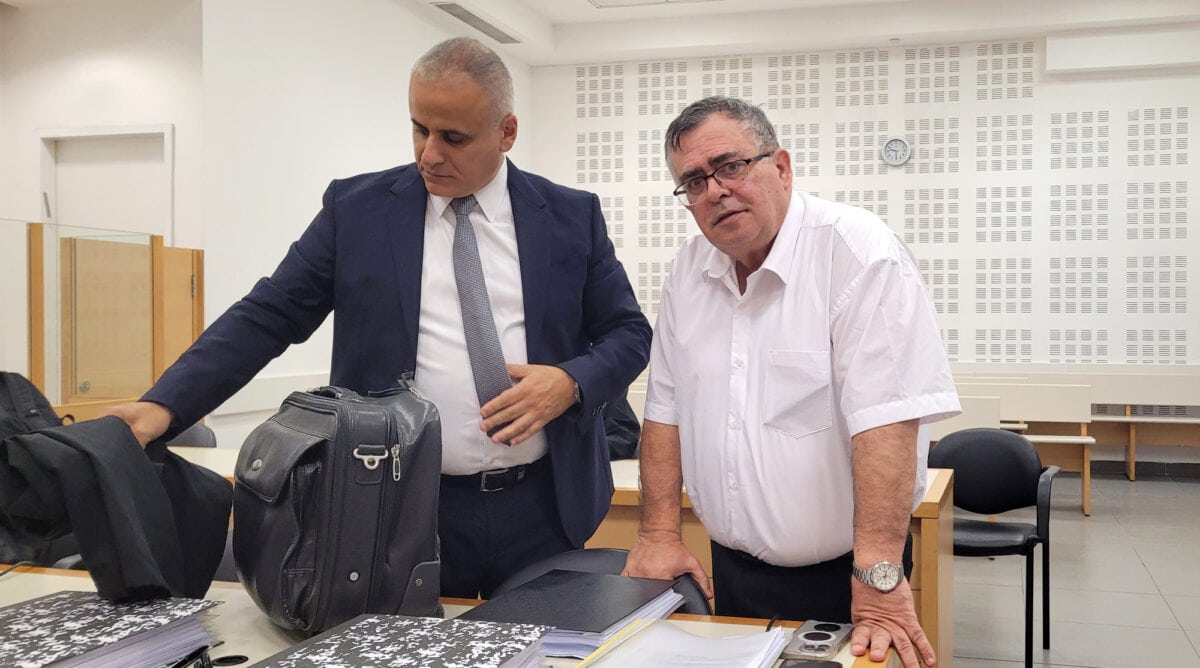 ח"כ דוד ביטן עם סנגורו, עו"ד דרור מתתיהו, בפתח יום עדותו השני במשפט השוחד שלו. בית המשפט המחוזי בלוד, 11.9.2025 (צילום: איתמר ב"ז) ח"כ דוד ביטן עם סנגורו, עו"ד דרור מתתיהו, בפתח יום עדותו השני במשפט השוחד שלו. בית המשפט המחוזי בלוד, 11.9.2025 (צילום: איתמר ב"ז)