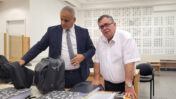 ח"כ דוד ביטן עם סנגורו, עו"ד דרור מתתיהו, בפתח יום עדותו השני במשפט השוחד שלו. בית המשפט המחוזי בלוד, 11.9.2025 (צילום: איתמר ב"ז)