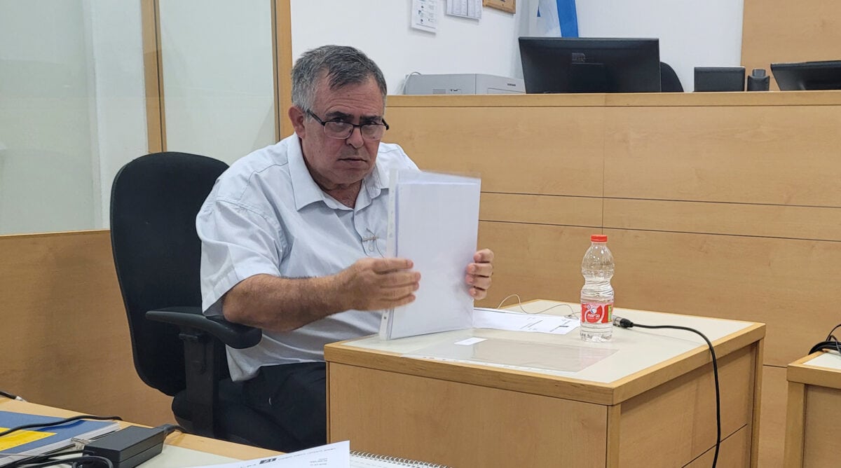 ח"כ דוד ביטן מאחורי דוכן העדים, ביום הראשון של חקירתו במסגרת משפט השוחד שלו. בית המשפט המחוזי בלוד, 9.9.2025 (צילום: איתמר ב"ז) ח"כ דוד ביטן מאחורי דוכן העדים, ביום הראשון של חקירתו במסגרת משפט השוחד שלו. בית המשפט המחוזי בלוד, 9.9.2025 (צילום: איתמר ב"ז)