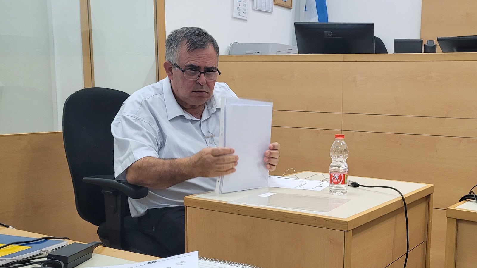 ח"כ דוד ביטן מאחורי דוכן העדים, ביום הראשון של חקירתו במסגרת משפט השוחד שלו. בית המשפט המחוזי בלוד, 9.9.2025 (צילום: איתמר ב"ז) ח"כ דוד ביטן מאחורי דוכן העדים, ביום הראשון של חקירתו במסגרת משפט השוחד שלו. בית המשפט המחוזי בלוד, 9.9.2025 (צילום: איתמר ב"ז)