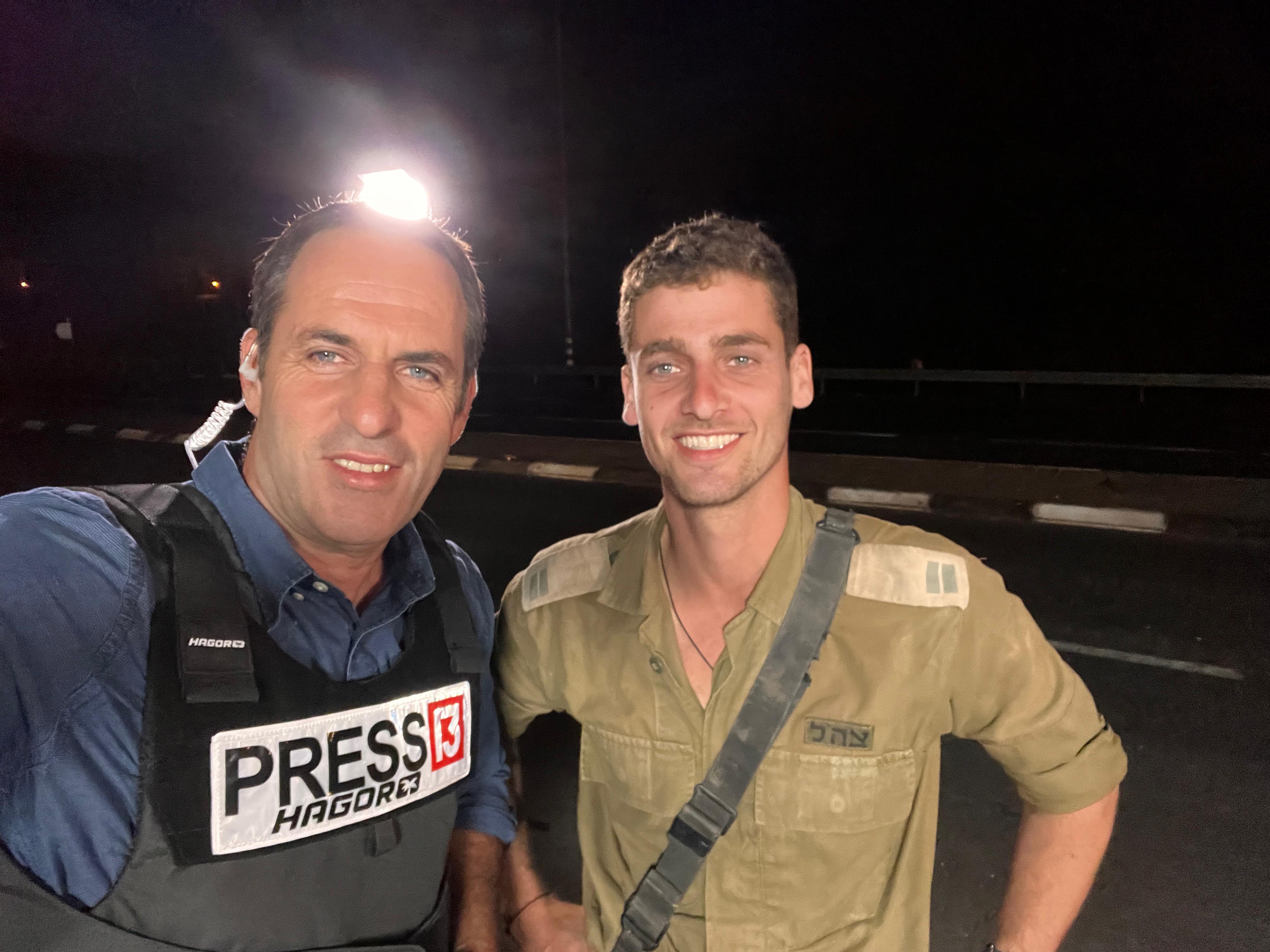 אודי סגל (משמאל) וסרן אסף מסטר ז"ל, בתמונה ששלחו להוריו מעמדת השידור ליד כרמיה – שבועיים לפני שנפל (צילום פרטי) אודי סגל (משמאל) וסרן אסף מסטר ז"ל, בתמונה ששלחו להוריו מעמדת השידור ליד כרמיה – שבועיים לפני שנפל (צילום פרטי)