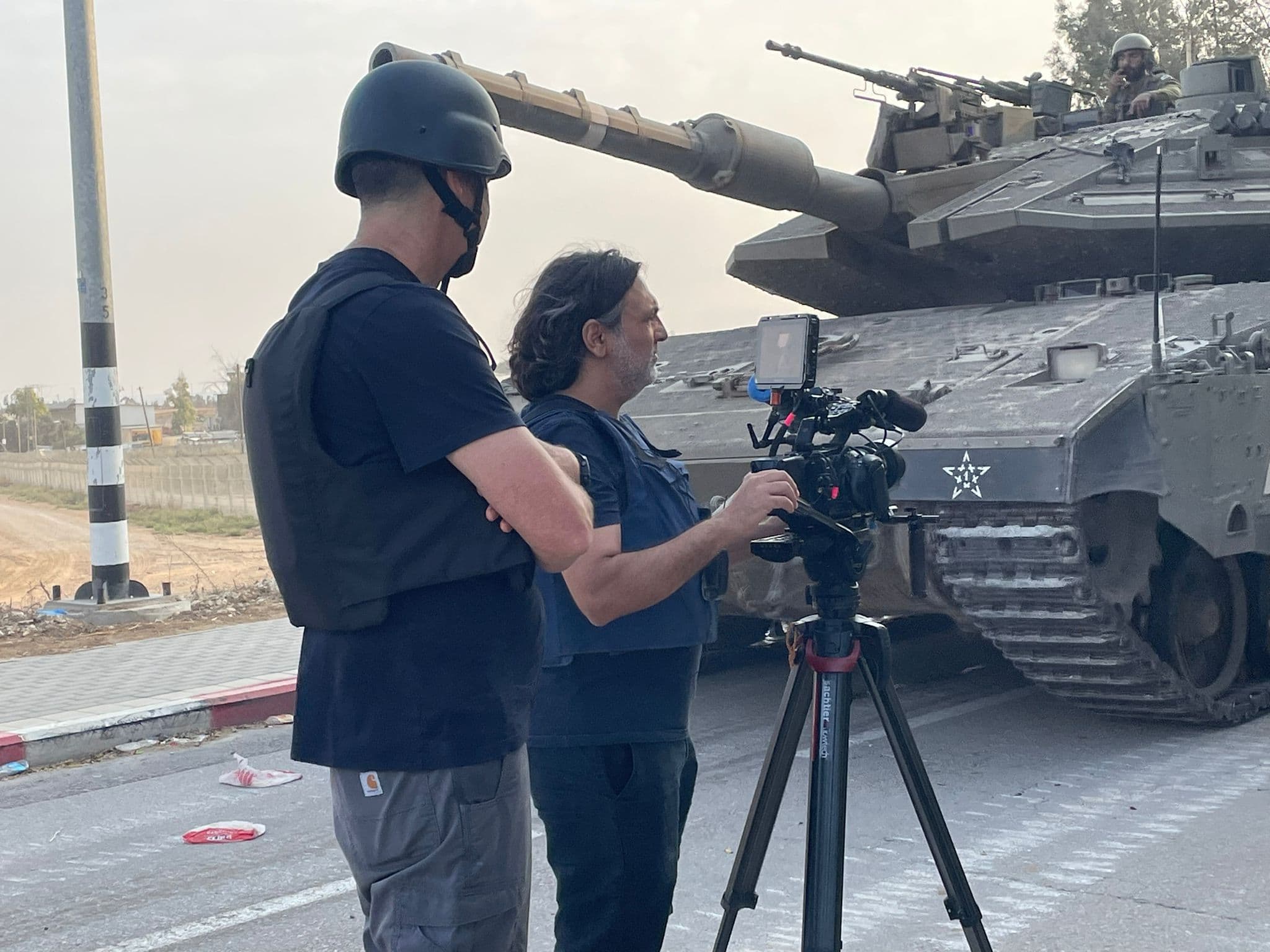 בן שני (משמאל) והצלם אוריאל סיני בכניסה לקיבוץ בארי, 8 באוקטובר 2023 (צילום פרטי) בן שני (משמאל) והצלם אוריאל סיני בכניסה לקיבוץ בארי, 8 באוקטובר 2023 (צילום פרטי)