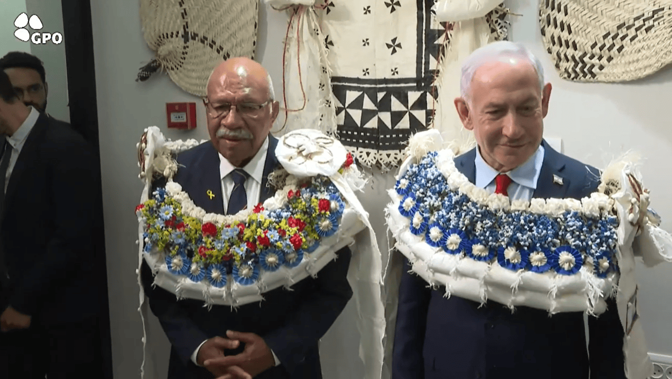 רה"מ הנאשם בנימין נתניהו (מימין) וראש הממשלה ושר החוץ של פיג'י סיטיבני רבוקה, בטקס פתיחת שגרירות פיג'י בירושלים, 17.9.25 (צילום: לשכת העיתונות הממשלתית) רה"מ הנאשם בנימין נתניהו (מימין) וראש הממשלה ושר החוץ של פיג'י סיטיבני רבוקה, בטקס פתיחת שגרירות פיג'י בירושלים, 17.9.25 (צילום: לשכת העיתונות הממשלתית)
