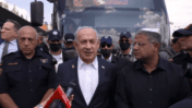 רה"מ הנאשם בנימין נתניהו בזירת פיגוע בירושלים, אליה הגיע במקום להמשך חקירתו הנגדית במשפטו הפלילי, 8.9.25 (צילום מסך)