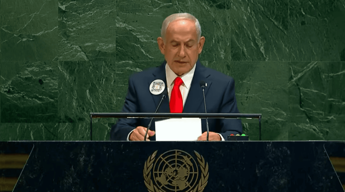 רה"מ בנימין נתניהו בנאומו באו"ם, עונד ברקוד על מקטורנו, 26.9.25 (צילום מסך) רה"מ בנימין נתניהו בנאומו באו"ם, עונד ברקוד על מקטורנו, 26.9.25 (צילום מסך)