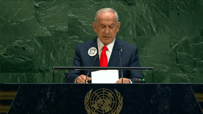 רה"מ בנימין נתניהו בנאומו באו"ם, עונד ברקוד על מקטורנו, 26.9.25 (צילום מסך) רה"מ בנימין נתניהו בנאומו באו"ם, עונד ברקוד על מקטורנו, 26.9.25 (צילום מסך)