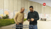 שדרני ערוץ 14 איתמר פליישמן ויותם זמרי, צילום מסך מהסרט "בגידה", 1.9.25
