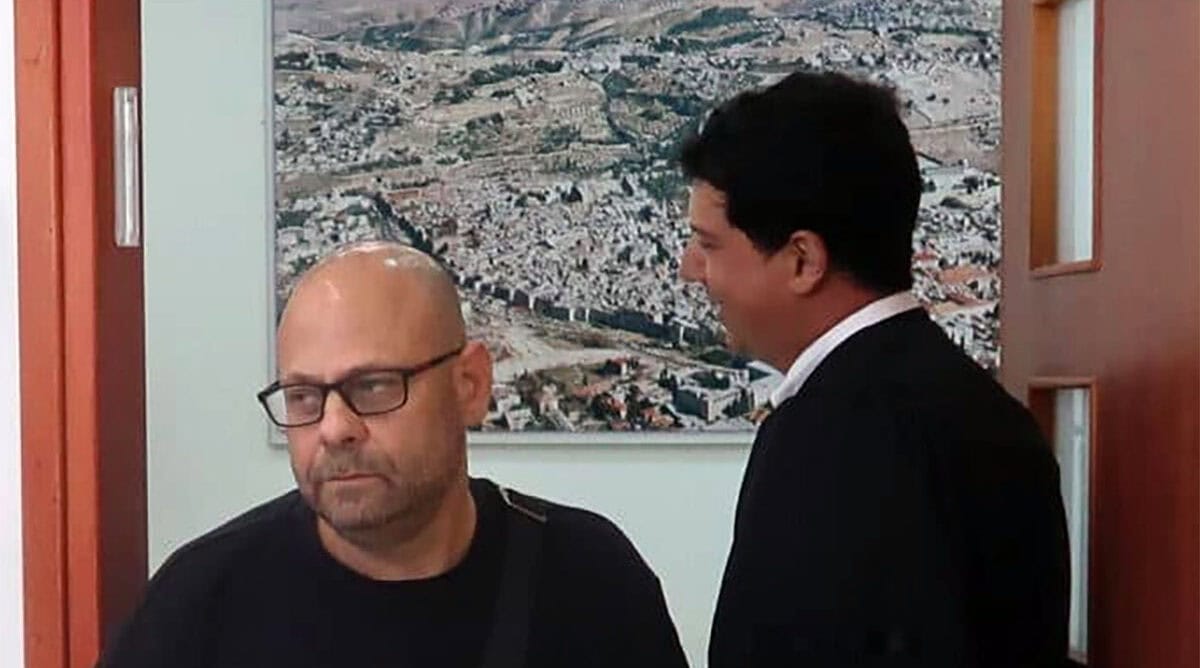 סגן-ניצב בדימוס צחי חבקין לפני מתן עדותו במשפט המו"לים. מימין: עו"ד עמית חדד, אחד מסניגוריו של רה"מ הנאשם בנימין נתניהו, 22.10.2025 (צילום: אורן פרסיקו)